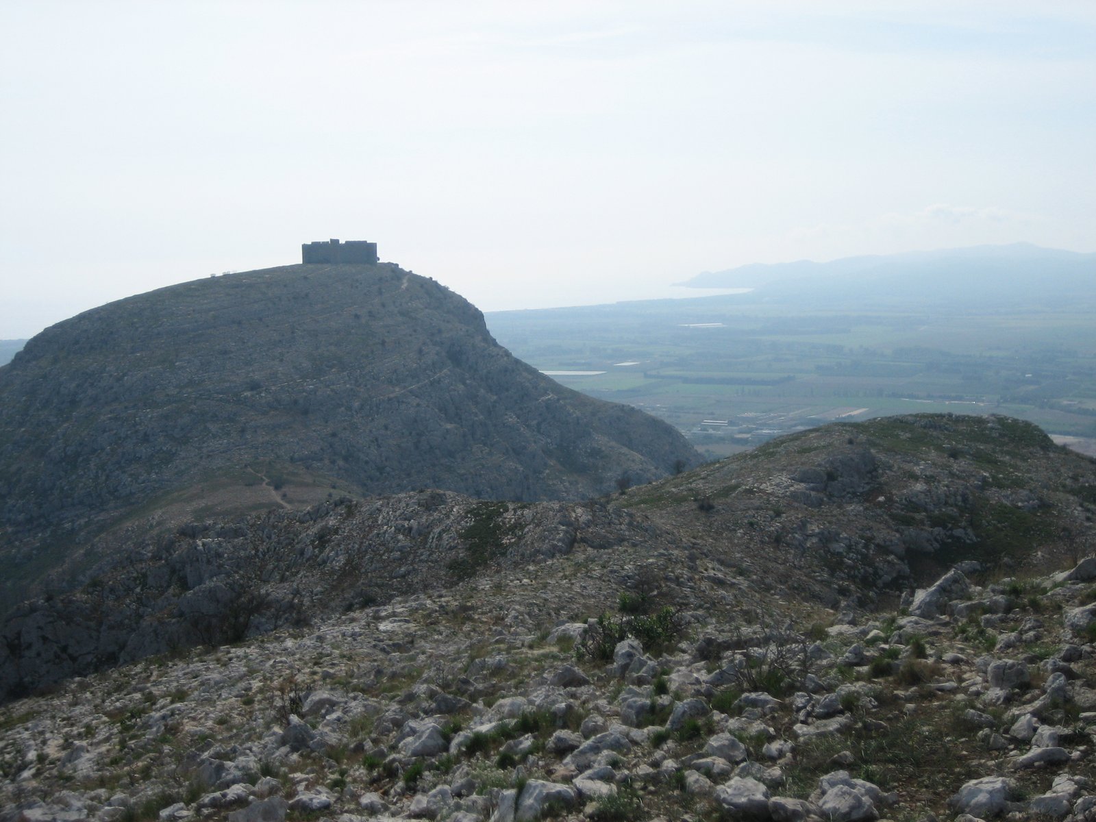 El castell vist des del cim de la muntanya d'Ullà