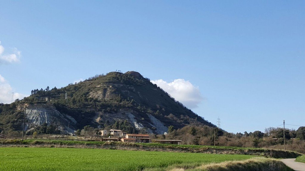 Vista frontal del Turó del Castell