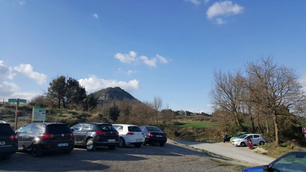 Pàrquing improvisat al peu del cim