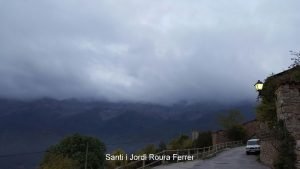 A punt de marxa, la Serra cuberta de boira